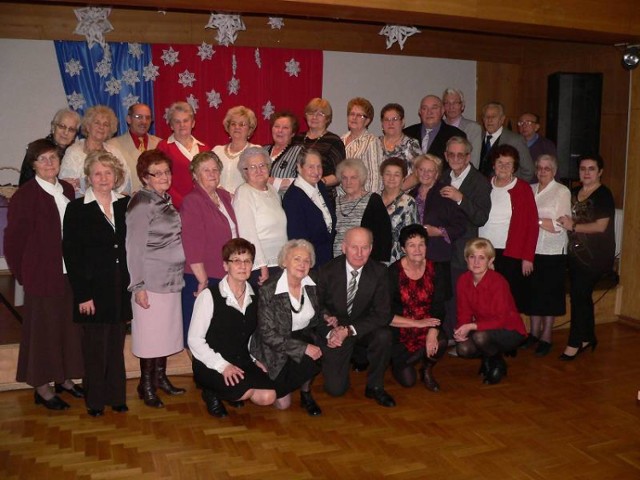 Co roku, na początku stycznia, do wspólnego stołu zasiadają członkowie klubu seniora „Srebrny Włos” działającego przy Klubie Osiedlowym Spółdzielni Mieszkaniowej.