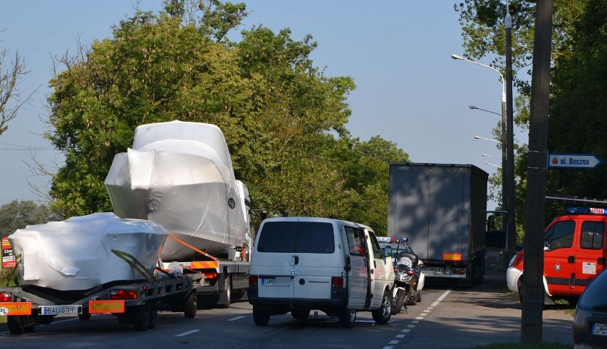 Wypadek na al. Rodła w Malborku. Volkswagen T4 uderzył w tira