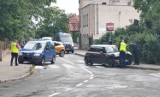 Bardzo groźny wypadek w Żarach! W zdarzeniu uczestniczyły dwa auta i piesza. Poszkodowana została odwieziona do szpitala