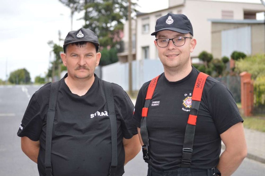 Od lewej Zbigniew Grabowski i Damian Dubert kierowcy z OSP...
