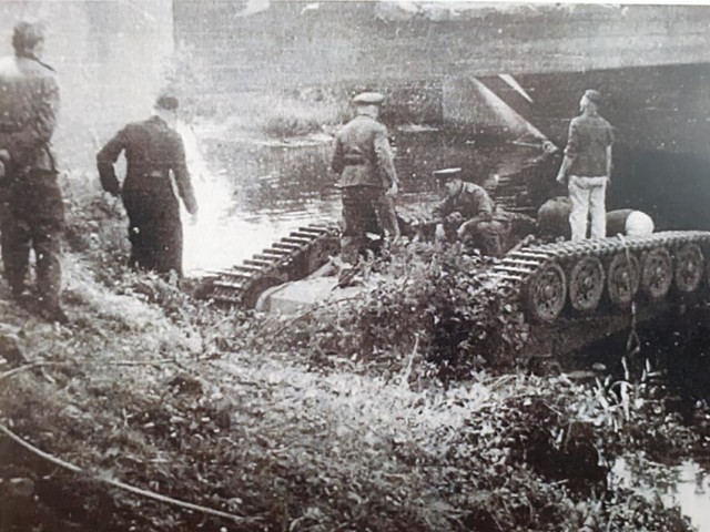 Armin Bottger sfotografował wypadek czołgu w 1941 roku. 40 lat później, w tym samym miejscu do Czernej spadł czołg polskiej armii. Z tego wydarzenia nie mamy zdjęć, ale wydarzenie musiało wyglądać bardzo podobnie. Zdjęcia z 1981 r. pochodzą ze zbiorów Jana Mazura i Czarnej Dywizji.
