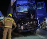 Nocny wypadek na autostradzie A1. Zderzyły się dwie ciężarówki. Jedna przewróciła się na bok ZDJĘCIA