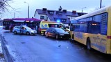AKTUALIZACJA Groźny wypadek w Kutnie. Autobus miejski zderzył się z osobówką ZDJĘCIA