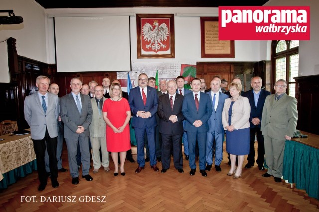 Władze gmin Aglomeracji Wałbrzyskiej z marszałkiem województwa dolnośląskiego w wałbrzyskim ratuszu