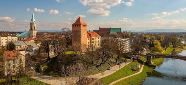 Zamek w Oświęcimiu ze średniowieczną basztą i tunelami pod wzgórzem zamkowym przyciąga coraz więcej turystów z całej Polski i zagranicy