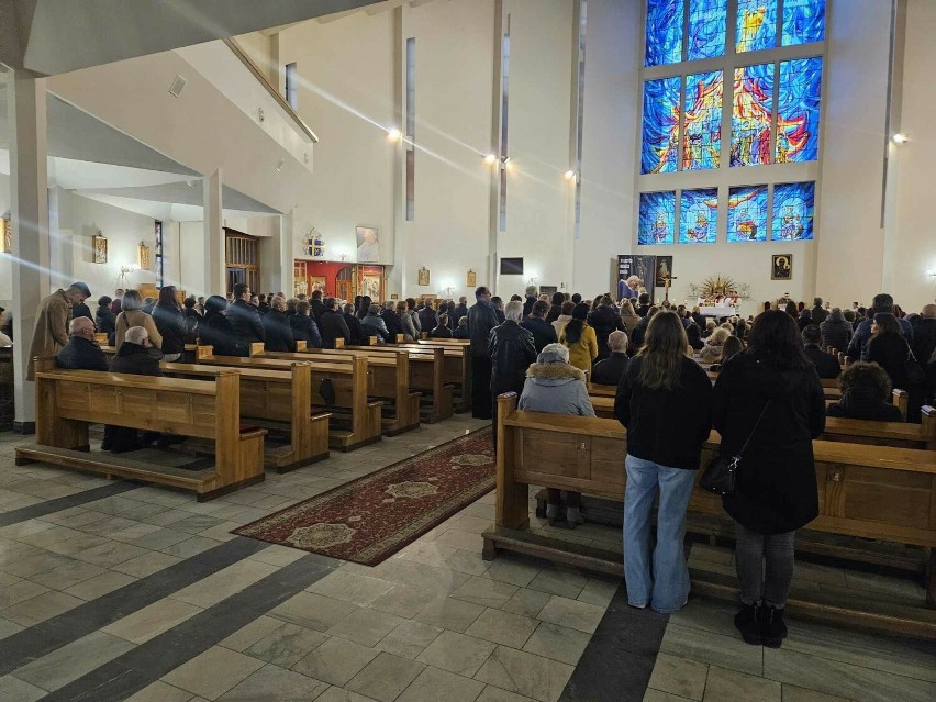 Liturgia Wielkiego Piątku w Kościele Ducha Świętego w Staszowie. Setki osób adorowały krzyż