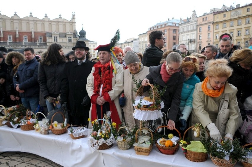 Święcenie pokarmów na Rynku Głównym w Krakowie
