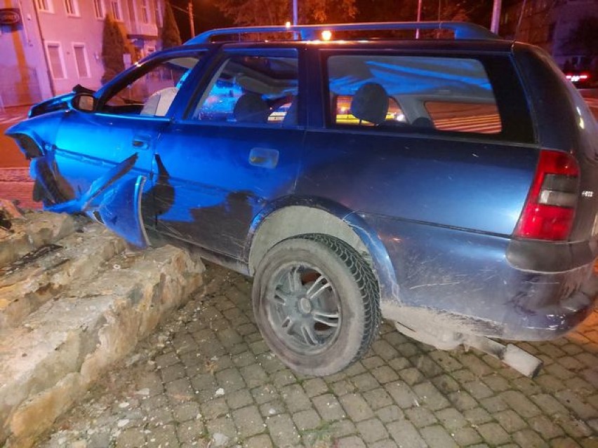 Wypadek w al. Piłsudskiego w Tomaszowie Maz. Samochód zatrzymał się na pomniku [ZDJĘCIA]