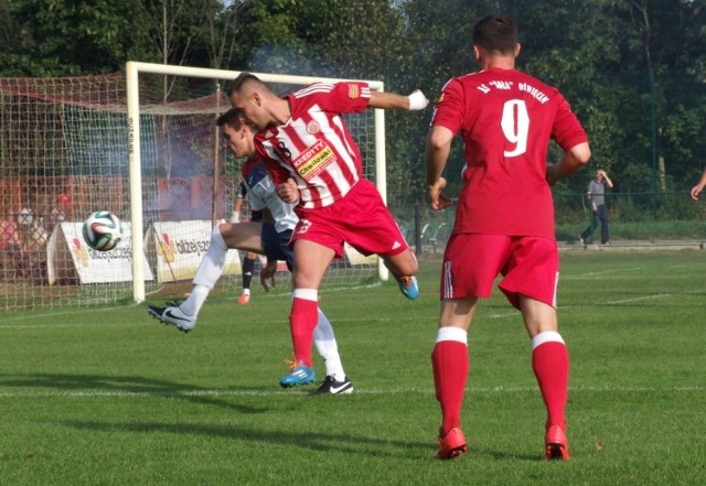 Łukasz Ząbek (nr 18), obrońca Soły, walczy z napastnikiem Spartakusa. W meczu rozegranym w Oświęcimiu Soła pokonała Spartakusa Daleszyce 1:0.