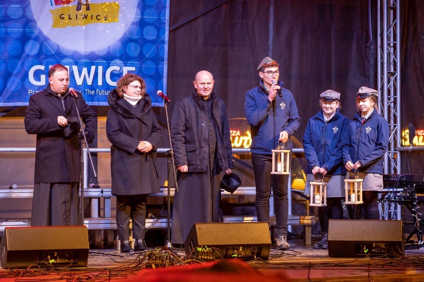 Harcerze przekazali w Gliwicach Betlejemskie Światło Pokoju