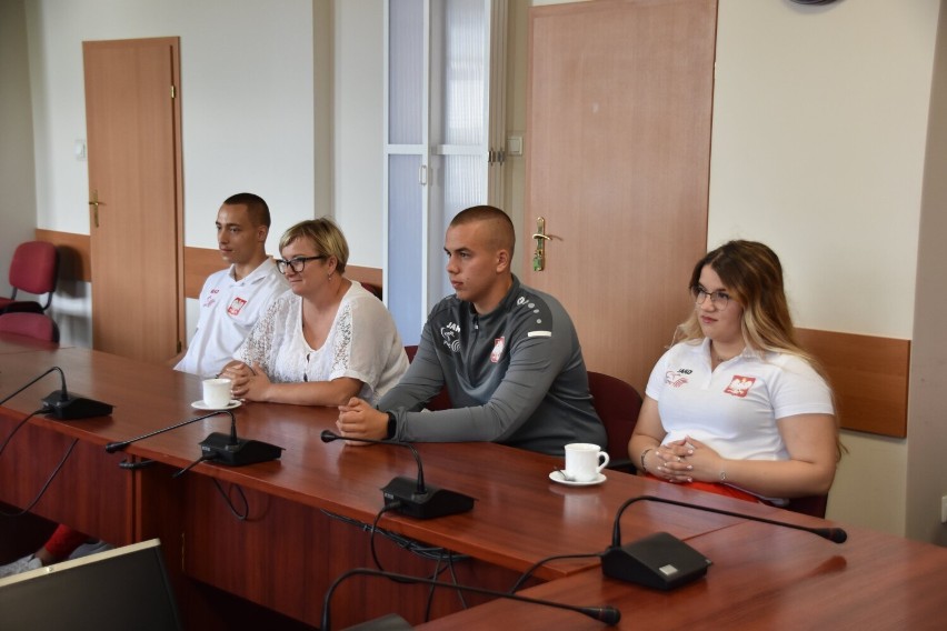 Uczestnicy Mistrzostw Europy w podnoszeniu ciężarów odwiedzili starostwo w Policach