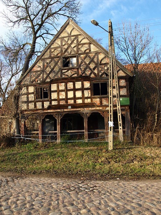 Tak, czyli już nie najlepiej, dom podcieniowy z Kławek wyglądał w 2008 r. Sześć lat później był ruiną, ale stał we wsi.