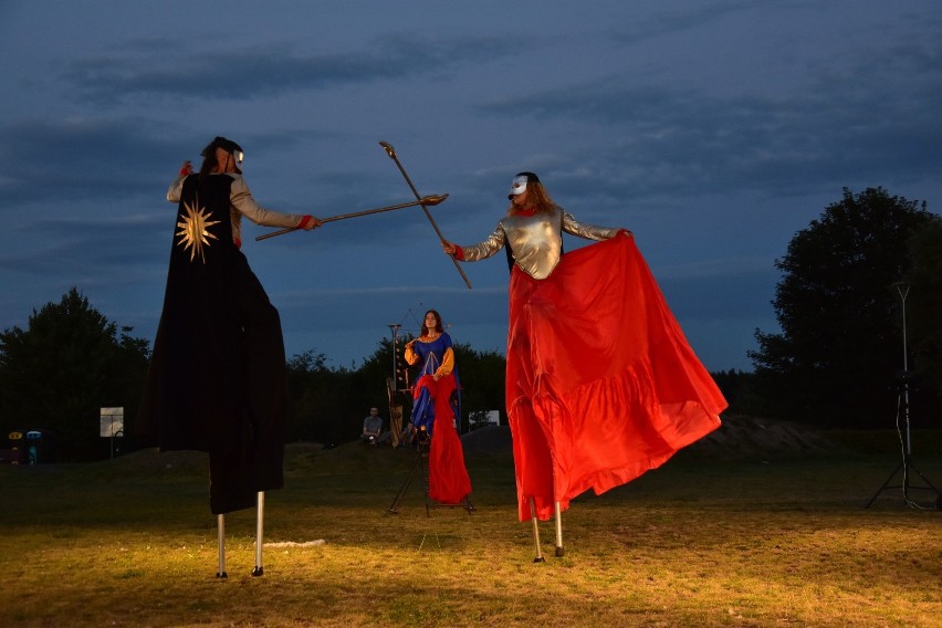 Teatr Ewolucji Cienia pokazał w Barcinie sztukę pt. "Fin...