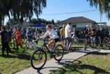 Rowerzyści ze Śremu i okolic spotkali się w Dąbrowie na symbolicznym zakończeniu sezonu rowerowego. Jesienna odsłona cyklu "Rowerem do... "