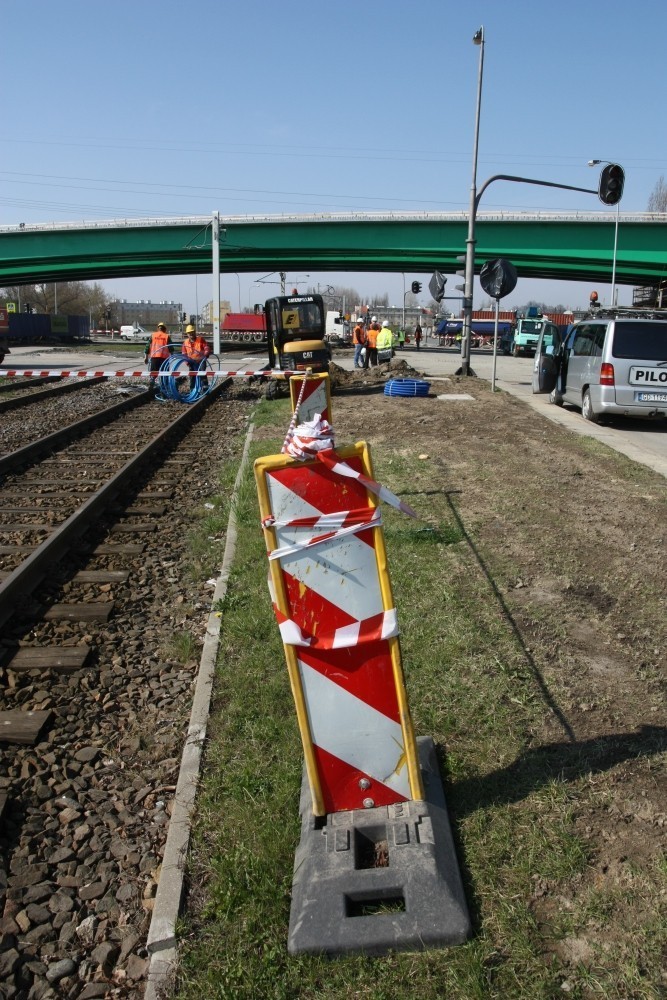 Trasa Sucharskiego w Gdańsku: Montaż wiaduktu nad ulicą Wosia Budzysza. Zobacz jak postępują prace!