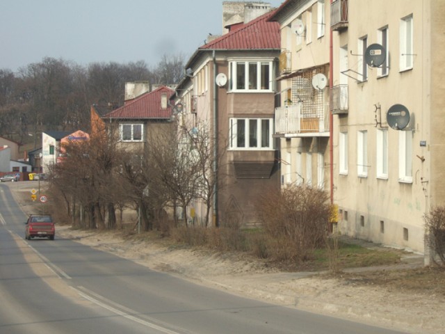 Chodnik wzdłuż bloków na osiedlu „Na Skarpie” powstanie dopiero gdy gmina Ostrowiec będzie właścicielem tego terenu.
