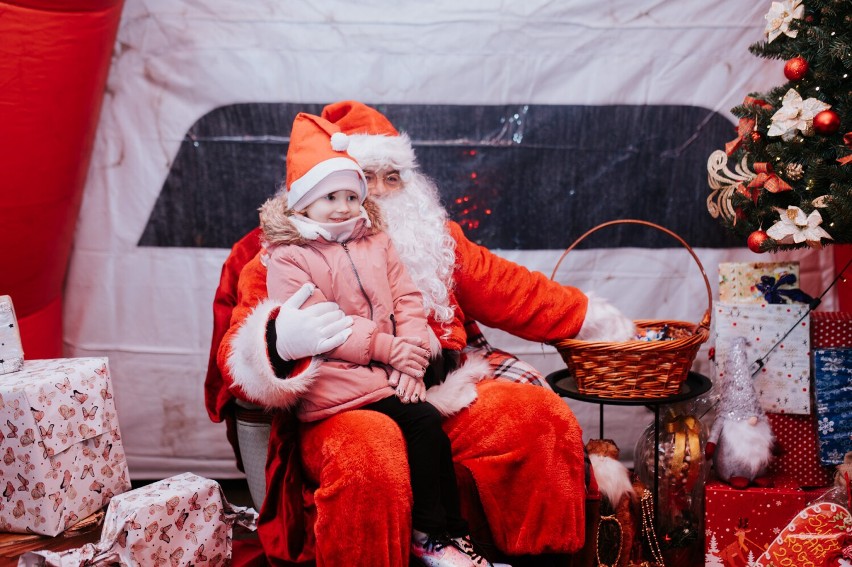 Jarmark w Rogoźnie już za nami! Prawdziwy Święty Mikołaj, wystawcy i całe mnóstwo występów na scenie [ZDJĘCIA CZĘŚĆ 2]