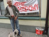 Bezdomny po raz kolejny protestował pod budynkiem opieki społecznej