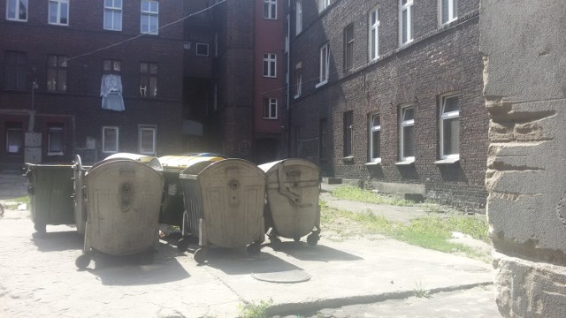 Tak wygląda podwórko przy ulicy Bytomskiej 27a. Mieszkańcy chcą je odczarować.