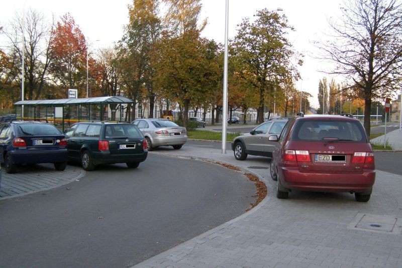 Tak parkują kierowcy w okolicy dworca Widzew. Tłumaczą się...