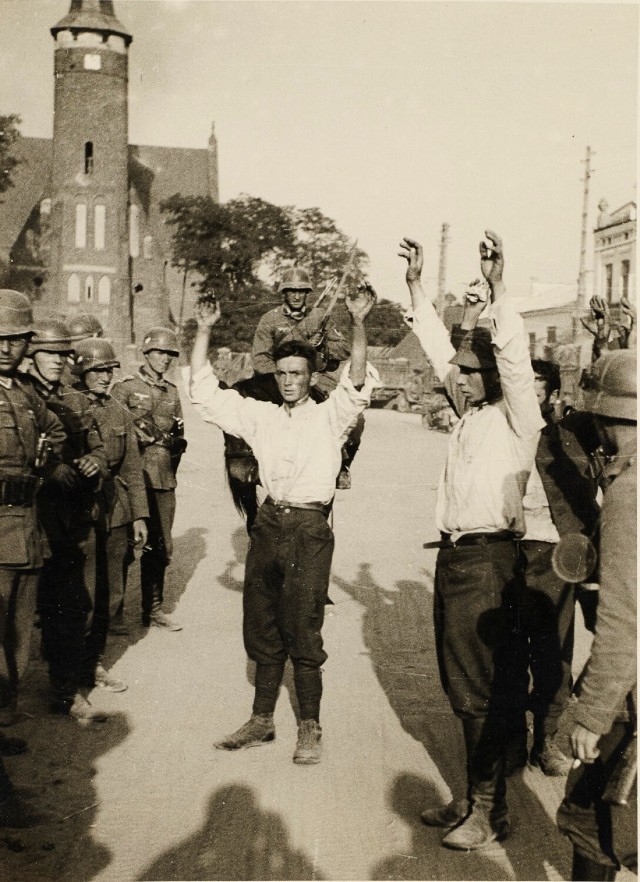 8 września 1939 r., Rynek w Drzewicy.
Żołnierze Wojska Polskiego pojmani przez Niemców.