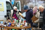 Toruń. Pchli targ na parkingu CH Kometa przy ulicy Grudziądzkiej 