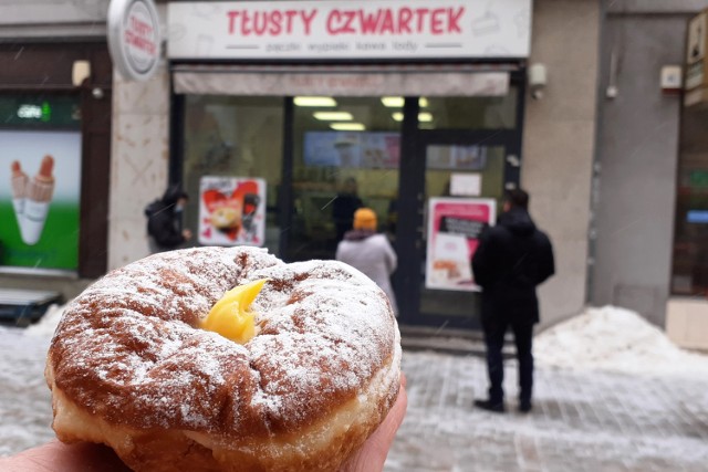 W pączkarni „Tłusty Czwartek Pączkarnia z Tradycją” można kupić m.in. pyszne pączki z adwokatem. Cena 3,20 zł.