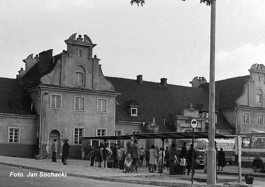 Dworzec w latach 70-tych w Koninie też przechodził duże zmiany. Zdjęcia Jana Sochackiego [FOTO]