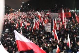 Protest Wolnych Polaków w Warszawie. Tłumy manifestujących przed budynkiem Sejmu, KPRM i Belwederem