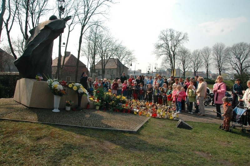 Poznań: 12 lat temu odsłonięto pomnik papieża Jana Pawła II [ZDJĘCIA]