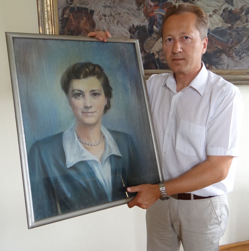 Dyrektor Muzeum Ziemi Wieluńskiej Jan Książek prezentuje portret Elżbiety Wendt, wielunianki uczestniczącej w Powstaniu Warszawskim. Namalowany w Łodzi obraz znajduje się w zbiorach MZW