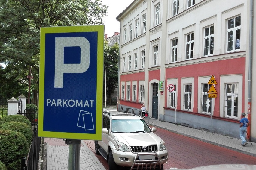 Parkomaty w Bielsku-Białej będą montowane lada dzień. Stanowiska już czekają  [ZDJĘCIA]