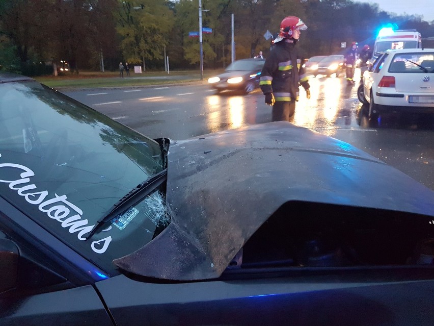 Wypadek na Konstantynowskiej w Łodzi. Dwie osoby ranne [ZDJĘCIA,FILM]