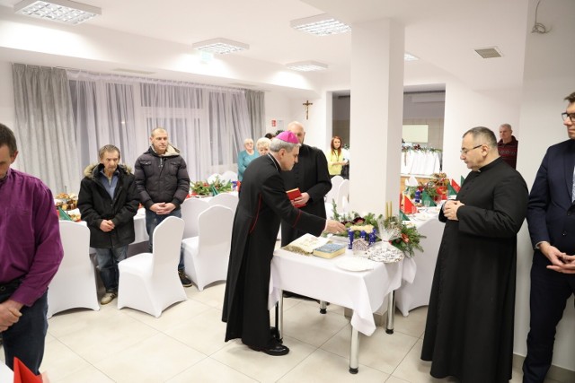 Podczas wigilii Biskup Ordynariusz Krzysztof Nitkiewicz  odmówił modlitwę i poświęcił pokarmy i uczestników.