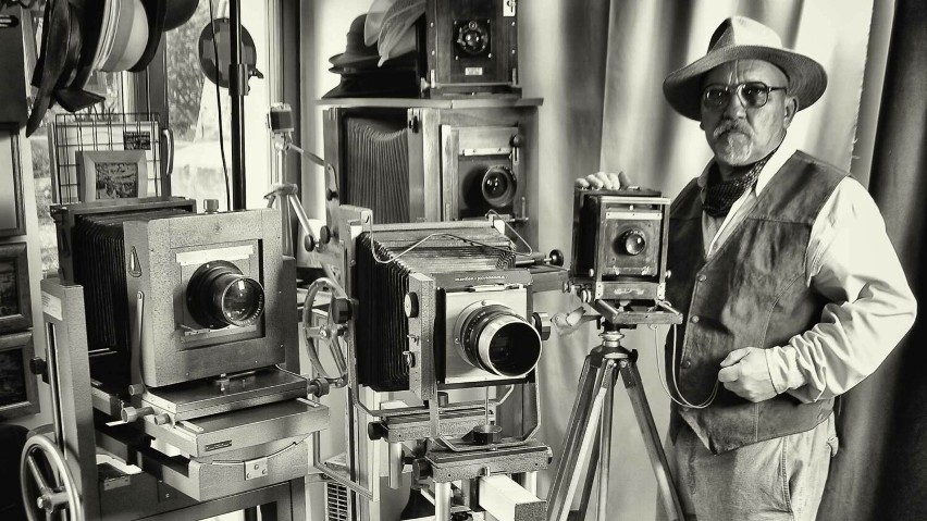 Atelier Fotograficzne sprzed 100 lat. Poznaj historię fotografii  