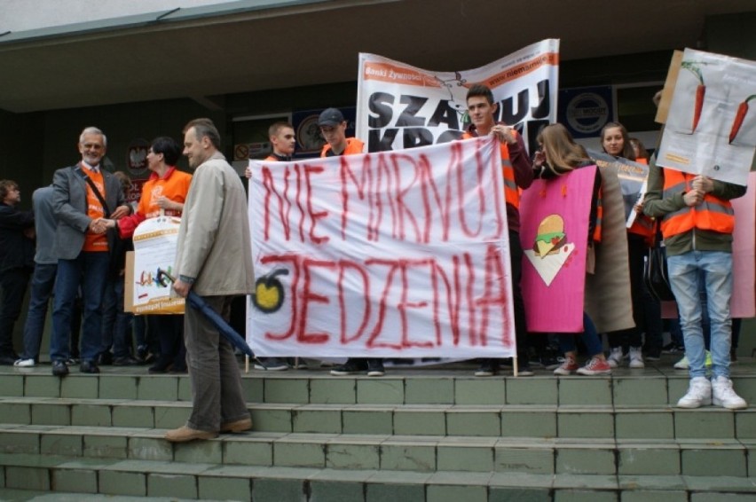 Strajk przeciwko marnowaniu żywności w Koninie odbył się po...