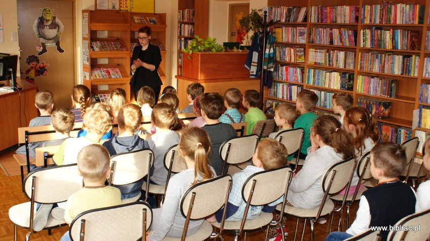 Pasowanie na czytelnika biblioteki w Ocicach