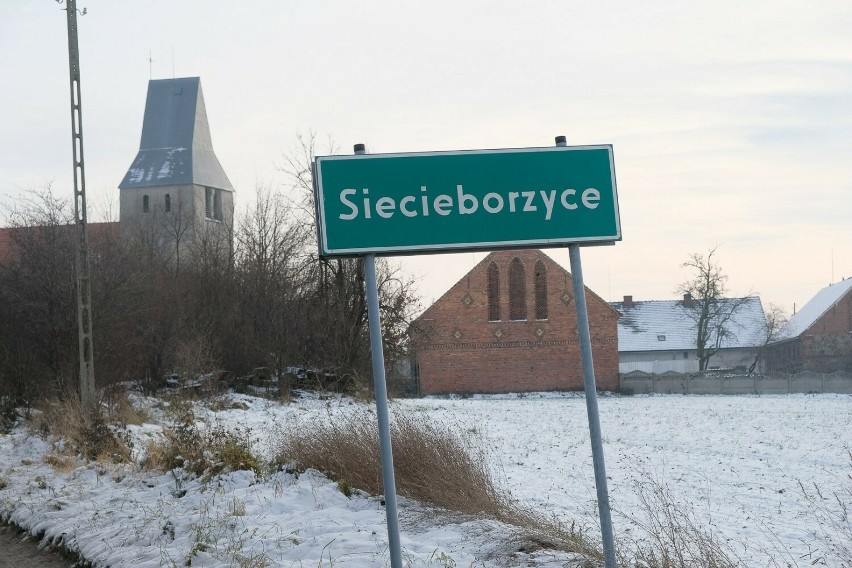 Siecieborzyce to mała wieś położona w województwie w...