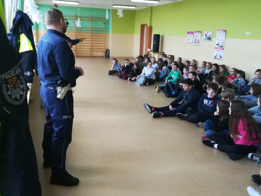 Policjanci z wizytą w Szkole Podstawowej w Radziejowie. Pogadanka o bezpieczeństwie [zdjęcia]