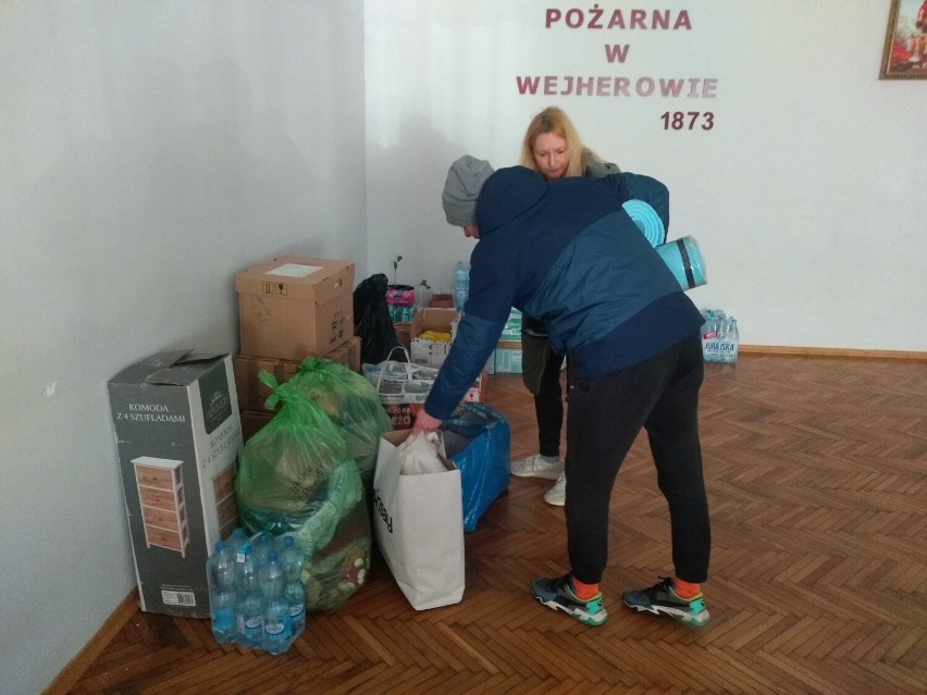 Pomoc dla Ukrainy. W Wejherowie zorganizowano zbiórki dla uchodźców. Odbył się też wiec  #muremzaUkrainą