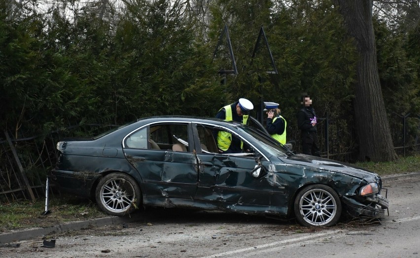 Wypadek w Malborku. Kierowca uderzył w ogrodzenie