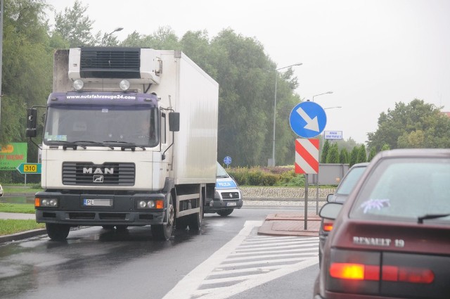 Ciężarówka stanęła na samym rondzie