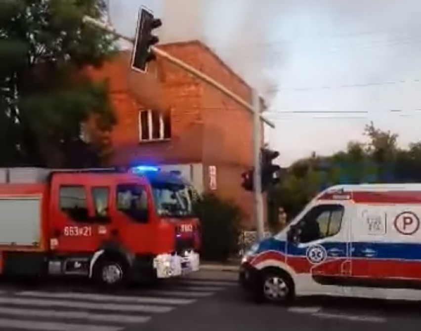 Dym z płonącego budynku w Rydułtowach można było dostrzec z...