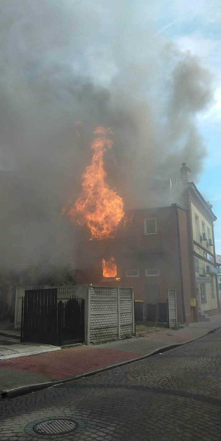 Ogromny pożar na ulicy Młyńskiej w Ostrowcu. A akcji ponad 20 strażaków! Jeden z nich został ranny [ZDJĘCIA]