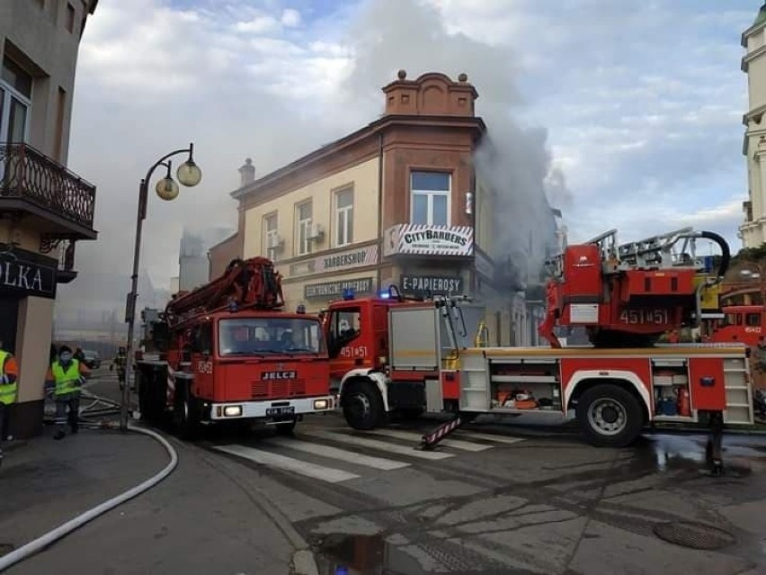 Ogromny pożar na ulicy Młyńskiej w Ostrowcu. A akcji ponad 20 strażaków! Jeden z nich został ranny [ZDJĘCIA]