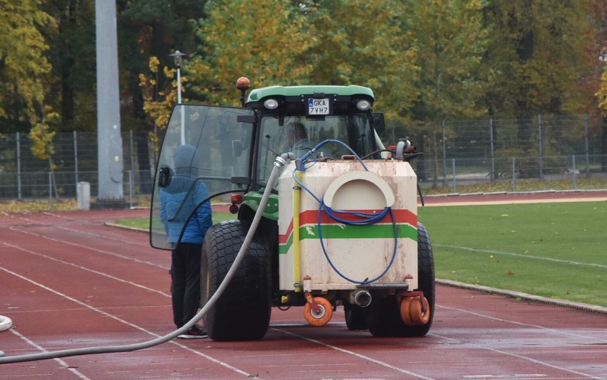 Malbork. Stadion Miejski bez certyfikatu PZLA. Zdaniem kontrolera, bieżnia pozostawia sporo do życzenia