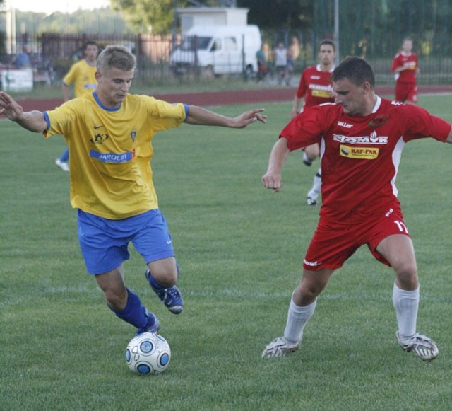 Maciej Stawiński (z lewej) już nie jest piłkarzem Jaroty Jarocin
