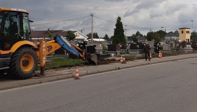 Remont muru cmentarnego od strony ulicy Wiśniowej.