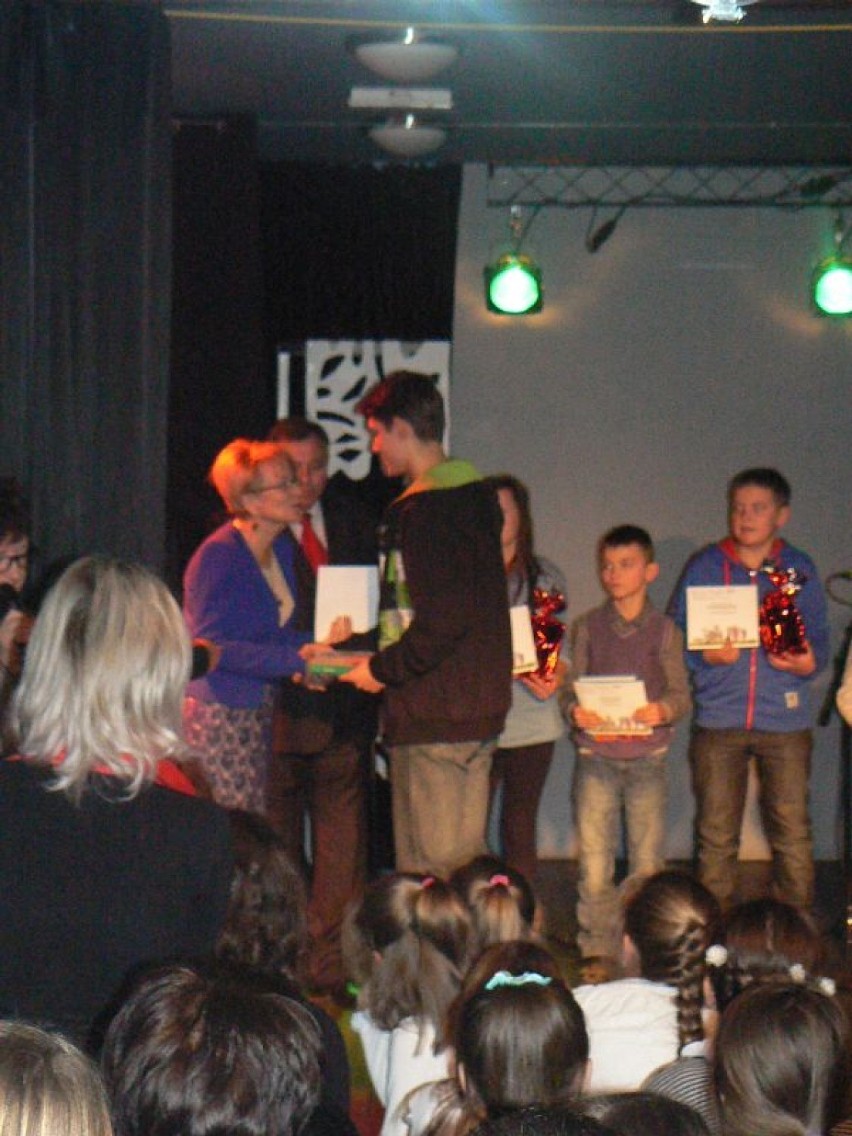 Nagrody dla gimnazjalistów z "Dwójki" w konkursie „Opowieści Wigilijne”