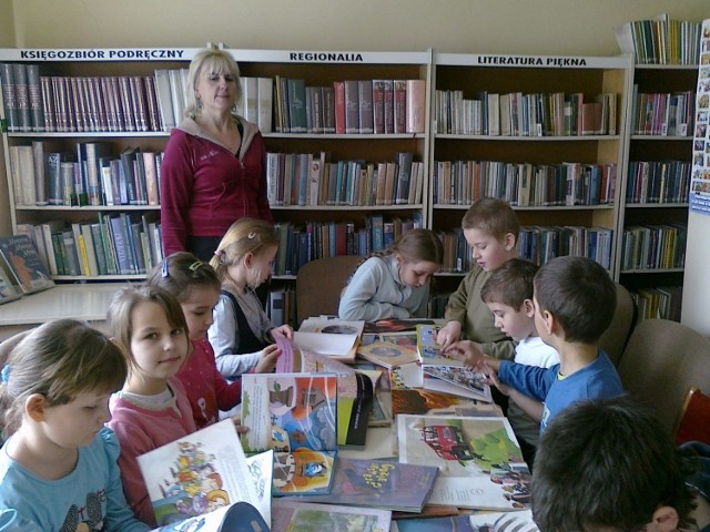 Klasa I i pani Iwonka Rutkowska w bibliotece